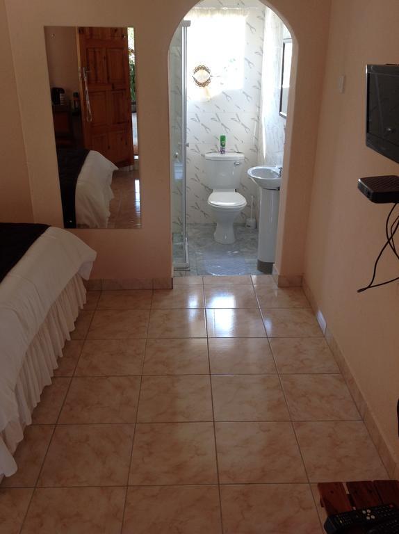 בולוואיו Lynns Guest House מראה חיצוני תמונה